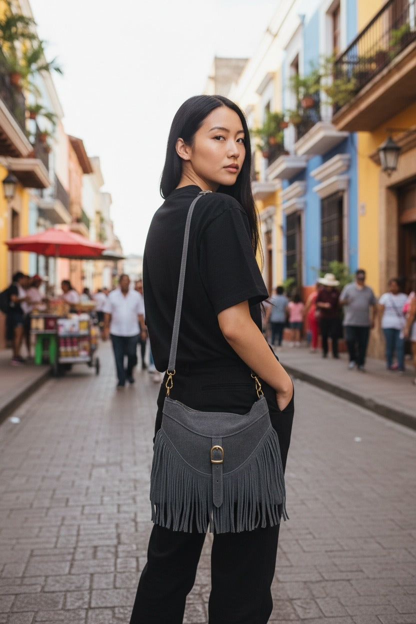 Borsa con frange in pelle scamosciata