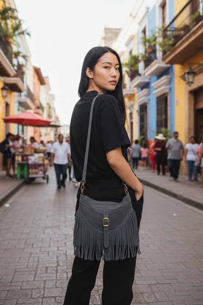 Borsa con frange in pelle scamosciata