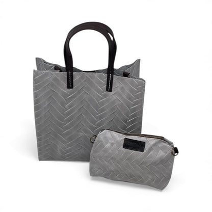 Borsa in pelle accessoriata